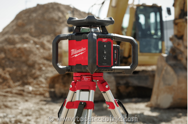 Battery powered green levelling laser 360° M18 RLOH600-201C MILWAUKEE