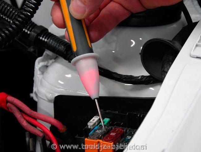 Voltmeter for vehicles HUBITOOLS