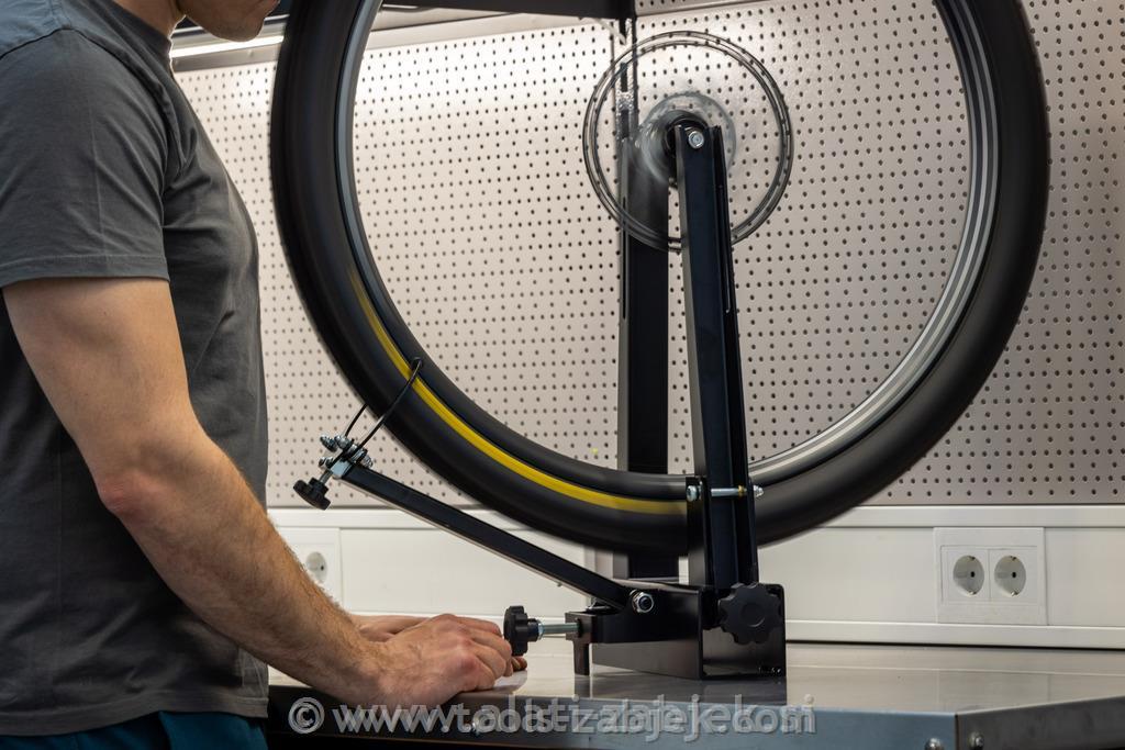 Wheel centering stand for professional use UNIOR