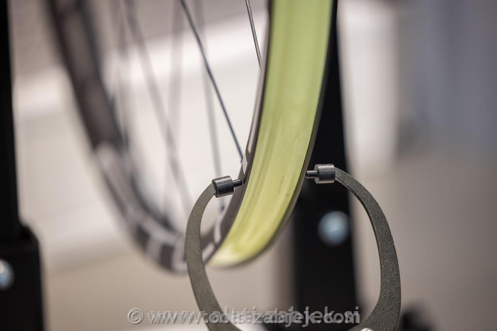 Wheel centering stand for professional use UNIOR